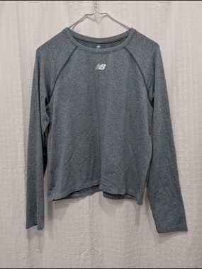 New Balance Women's Gray Heather Raglan Long Sleeve Activewear Shirt Cropped
